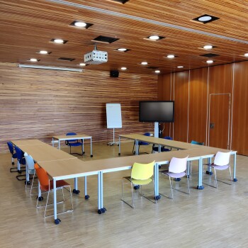 binnenzijde van de Aula met tafels en stoelen